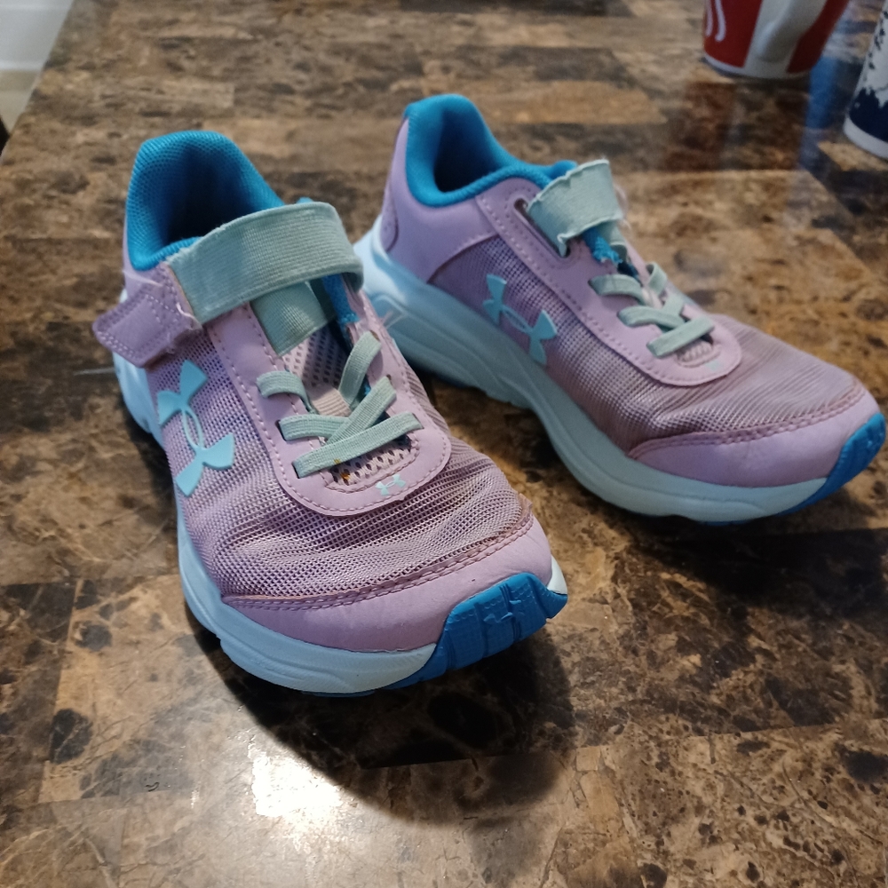 Size 1 girls under armour shoes